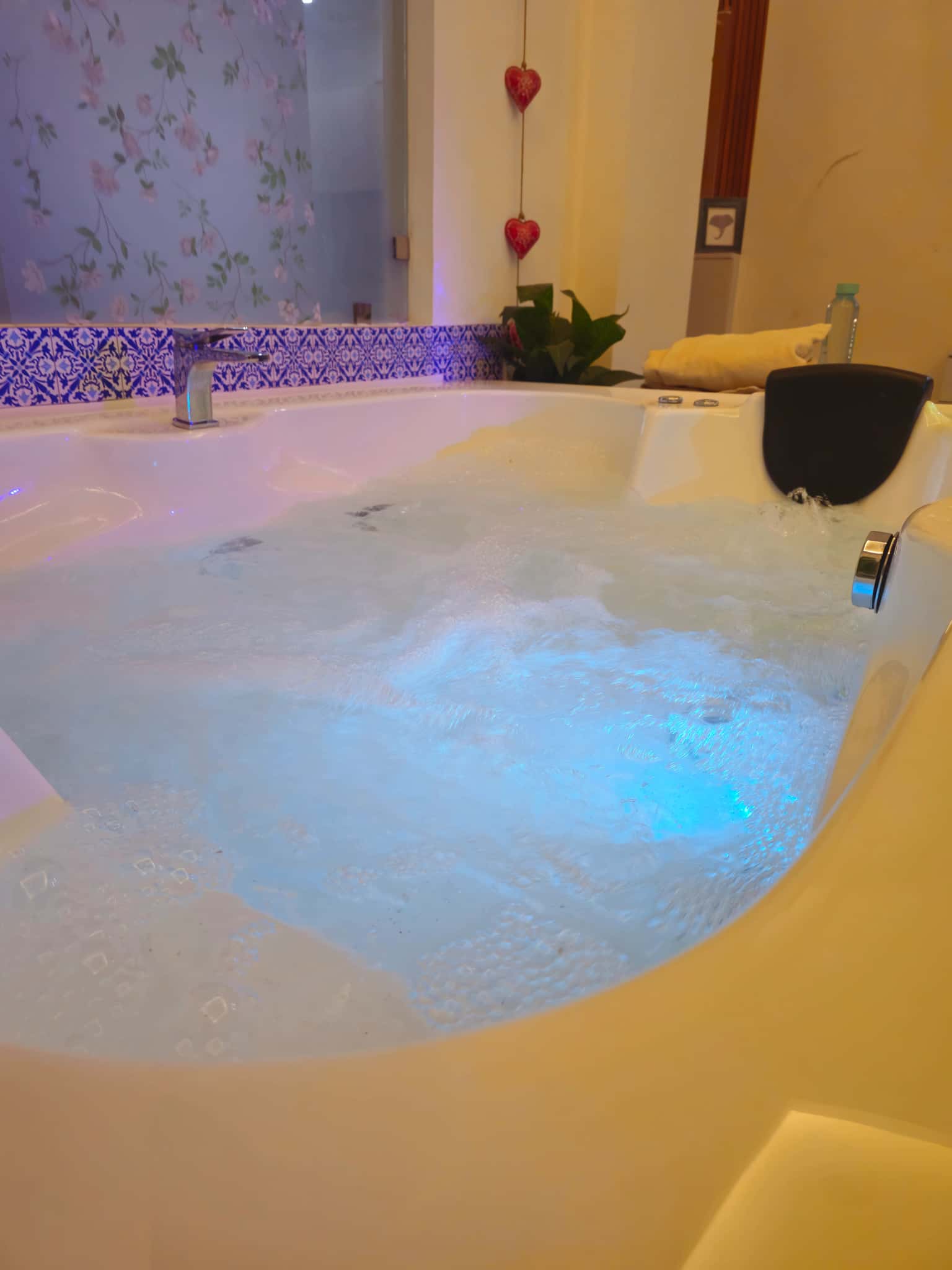 Floral haven with Jacuzzi beach breeze theme - Image 3